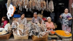 ကုန်စည်စီးဆင်းမှုရပ်တန့်နေတဲ့ ရခိုင်ပြည်နယ်မှာ ဈေးနှုန်းတွေအဆမတန် မြင့်တက်
 ကုန်စည်စီးဆင်းမှုရပ်တန့်နေတဲ့ ရခိုင်ပြည်နယ်မှာ ဈေးနှုန်းတွေအဆမတန် မြင့်တက်