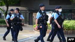 2023年6月2日,警察在香港维多利亚公园巡逻,那里的居民传统上每年都会聚集在一起,哀悼1989年中国天安门广场镇压事件的遇难者。当局禁止在周年纪念日举行抗议活动。