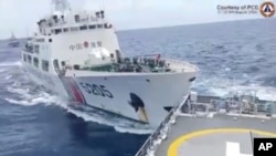 在南中国海有争议的萨比纳浅滩附近,一艘船首编号为5205的中国海警船与菲律宾海警船BRP Teresa Magbanua发声碰撞。(2024年8月31日)