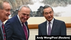 中国外交部长王毅在北京钓鱼台国宾馆会见到访的美国参议院多数党领袖查克·舒默。(2023年10月9日)