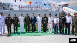 资料照:柬埔寨国防部长脸书照片显示,柬埔寨副首相兼国防大臣迪西哈(Tea Seiha)在2023年12月3日登上访问停靠柬埔寨云朗海军基地的两艘中国军舰,与中国海军官兵合影。