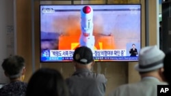 韩国首尔一家地铁站正在播放朝鲜卫星发射的新闻。(2023年5月31日)