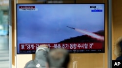2024年1月24日,韩国首尔火车站的电视新闻节目中播放的朝鲜巡航导弹的档案镜头。(美联社照片)