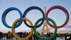 奥林匹克五环标志竖立在法国首都巴黎。
(美联社资料照)
