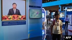 上海举办的中国国际进口博览会中国展台上显示的中国领导人习近平的画像。(2023年11月5日)
