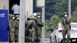 射杀事件发生后,日本自卫队成员聚集在基地靶场旁。 (2023年6月14日)
