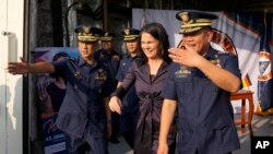 正在马尼拉访问的德国外交部长安娜莱娜·贝尔伯克(中)与菲律宾海岸警卫队发言人阿曼多·巴利洛少将(左)和菲律宾海岸警卫队司令罗尼·吉尔·加万上将(右)登上菲律宾海上巡逻舰“加布里埃拉·思朗”号。(2024年1月11日)