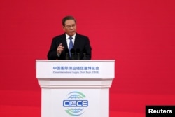 中国总理李强在北京举行的中国国际供应链促进博览会开幕式上讲话。(2023年11月28日)