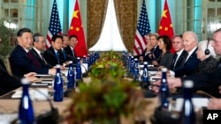 资料照片:2023年11月15日,美国总统拜登在加利福尼亚州伍德赛德的亚太经济合作组织论坛上会见中国国家主席习近平。(美联社照片)