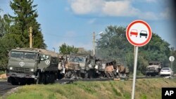 俄罗斯库尔斯克州Sudzhansky区的公路上,被乌克兰武装部队炮击损坏的俄罗斯陆军卡车纵队。(2024年8月9日)