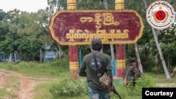 ကနီမြို့ဆိုင်းဘုတ်အနီးတွေ့ရတဲ့ ဒေသကာကွယ်ရေးတပ်ဖွဲ့ဝင်များ
ဓာတ်ပုံ- DRPA