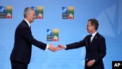 NATO အတွင်းရေးမှူးချုပ် Jens Stoltenberg (ဝဲ) နဲ့ ဆွီဒင် ဝန်ကြီးချုပ် Ulf Kristersson တို့ လစ်သူရေးနီးယားနိုင်ငံ၊ နေတိုးညီလာခံမှာ တွေ့ဆုံကြစဥ်။ (ဇူလိုင် ၁၁၊ ၂၀၂၃)