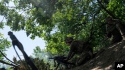 一名乌克兰士兵在顿涅茨克阿夫迪夫卡( Avdiivka)向俄军阵地开火。(2023年6月19日)