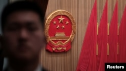 全国人大会议举行之日一名保安人员站在北京人大会堂内。(2024年3月5日)