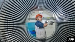 中国江苏省南通一家生产风力发电机厂的工人正在工作。(2023年9月20日)