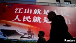 资料照:上海街头的一个巨幅宣传牌。(2023年4月10日)