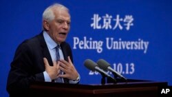资料照片:2023年10月13日,欧盟外交和安全政策主管博雷利在北京大学发表讲话。(美联社照片)
