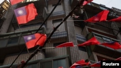台湾桃园街道上飘扬的台湾旗帜。(2021年5月13日)