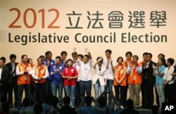 香港新民党常务副主席田北辰在赢得香港立法院议员后向民众挥手致意。(资料照片)