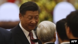 资料照:中共领导人习近平在访问河内期间与越共总书记阮富仲(中间白发者)交谈。(2017年11月12日)