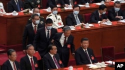 2022年10月22日,在北京人民大会堂举行的中共二十大闭幕式上,前中共总书记胡锦涛被警卫扶着离席。