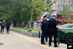 北京警察在海淀区四通桥附近巡逻。(2022年10月13日)