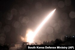 韩国国防部发布的照片显示,韩军与美军在联合军演中发射导弹。(2022年10月5日)