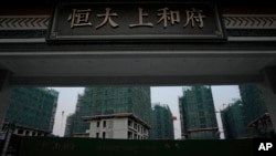 资料照:恒大集团在上海一处建筑工地的入口。(2022年1月4日)