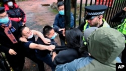 网上流传的视频和图片显示,中国驻曼彻斯特总领馆工作人员把一名男子硬拖进领事馆大门,随后一群带着口罩的领馆人员把他按倒在地上殴打。