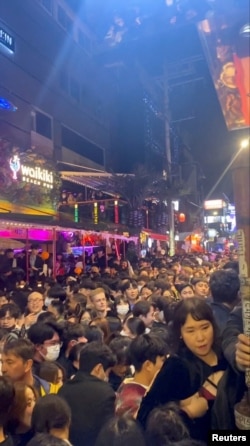 2022年10月29日,在韩国首尔的万圣节庆祝活动上,可以看到拥挤的人群。这张截图来自一段社交媒体视频。