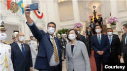 帕劳总统惠恕仁2022年10月6日会见台湾总统蔡英文时拿着手机自拍合影(台湾总统府照片)