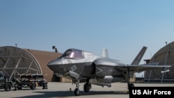 美国空军发布的照片显示美国海军陆战队F-35战斗机抵达韩国群山空军基地,参加美韩“警惕风暴”联合演习。(2022年10月31日)