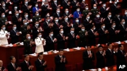 中共领导人习近平和其他中共二十大代表在闭幕式上。(2022年10月22日)