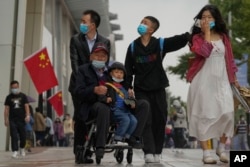 中国国旗假日期间,北京一家人在逛王府井。(2022年10月3日)