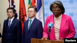 2022年10月5日,美、日、韩三国驻联合国大使在纽约联合国安理会会议结束时发表讲话;此前朝鲜五年来首次在日本上空发射弹道导弹。(路透社照片)