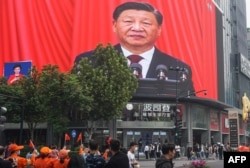 中国浙江省杭州市街头大屏幕直播放习近平在中共二十大开幕式上的讲话。(2022年10月16日)