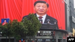 中国浙江省杭州市街头大屏幕直播放习近平在中共二十大开幕式上的讲话。(2022年10月16日)