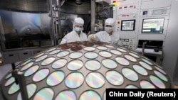 资料照片-2022年3月25日,员工在中国江苏省淮安市江苏蔚蓝公司的半导体芯片生产线上工作。