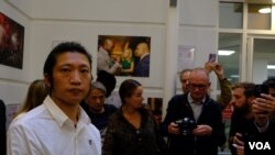 在曼徹斯特被打傷的示威者Bob Chan (美国之音摄影)