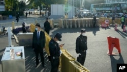 中共二十大开幕前,安保人员在通往人民大会堂进口处设立检查站。-美联社照片。
