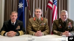 左起:美国印太司令部司令约翰·阿奎利诺上将(John Aquilino),澳大利亚国防总司令安格斯·坎贝尔将军(Angus J. Campbell),美军参谋长联席会议主席马克·米利上将(Mark Milley)在澳大利亚悉尼主持第24届年度印太地区国防部长会议。(2022年7月27日)