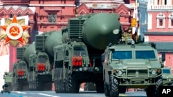 Архів. Військовий парад в Москві 24 червня, 2020 року, на якому демонструються балістичні ракети.