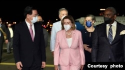 2022年8月2日晚,台湾外交部长吴钊燮(左)在松山机场迎接到访的美国国会众议院议长佩洛西(中)。