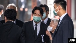 台湾副总统赖清德(中)2022年7月12日在日本东京的増上寺出席已故日本前首相安倍晋三的葬礼。-法新社资料照