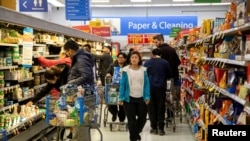资料照片:2020年3月13日,人们在加拿大安大略省多伦多的一家“沃尔玛”超级中心购物。(路透社照片)