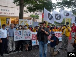 台湾统派团体“中华爱国同心会”周二在台北示威,抗议美国众议院议长佩洛西拟议中对台湾的访问。 (2022年8月2日)
