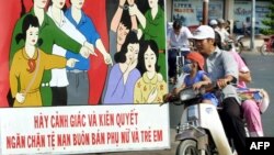 Một poster trên đường phố ở TPHCM kêu gọi mọi người cảnh giác và ngăn chặn tệ nạn buôn bán phụ nữ và trẻ em.