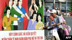 Một biểu ngữ tuyên truyền chống buôn người tại Việt Nam.