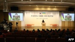 乌克兰总统泽连斯基在首尔的韩国国会上发表视频讲话。(2022年4月11日)