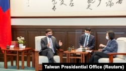 台湾总统蔡英文在台北会见到访的美国前防长埃斯珀。(2022年7月19日)